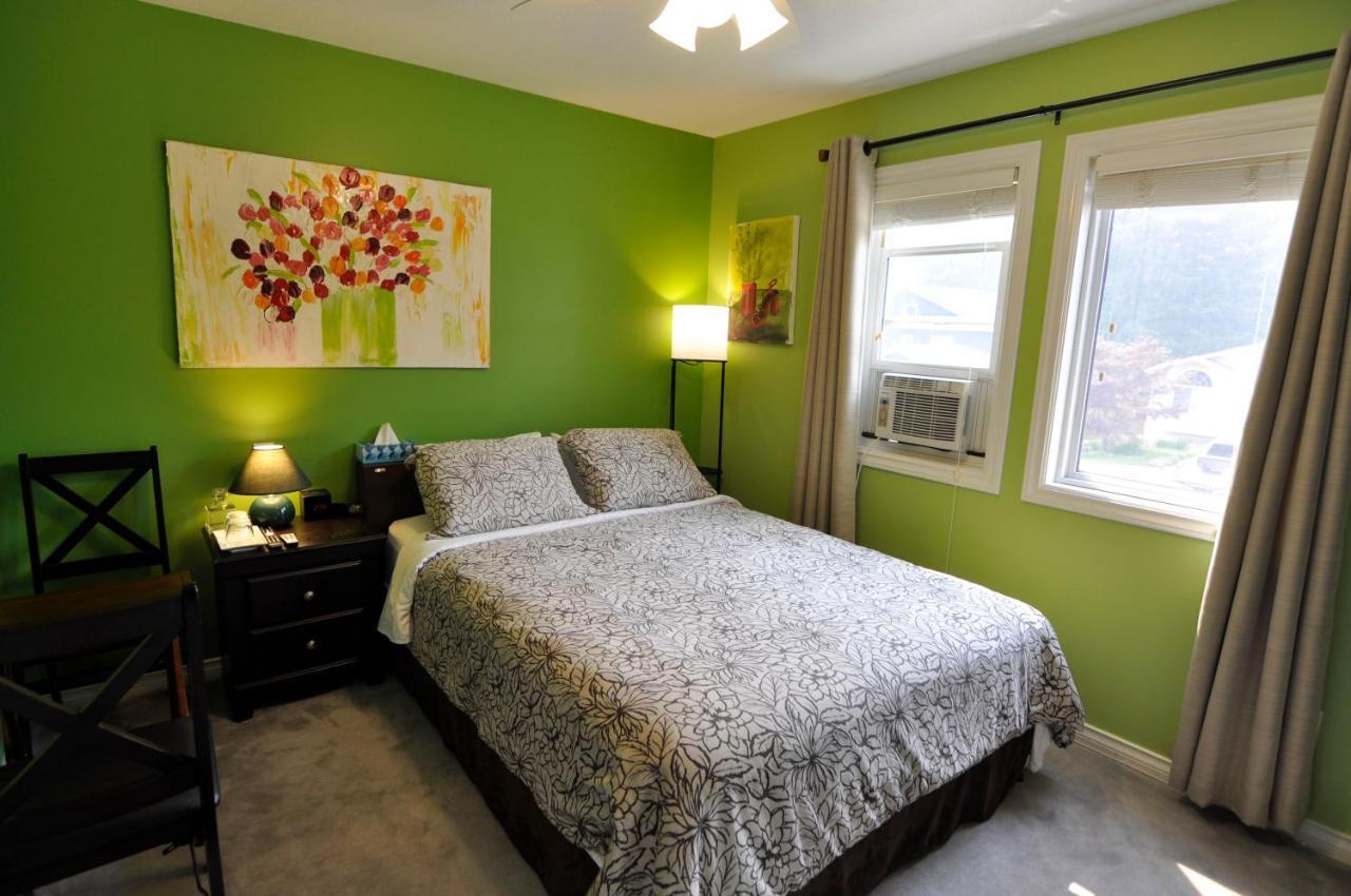 Cornerstone Bed And Breakfast Revelstoke Bagian luar foto