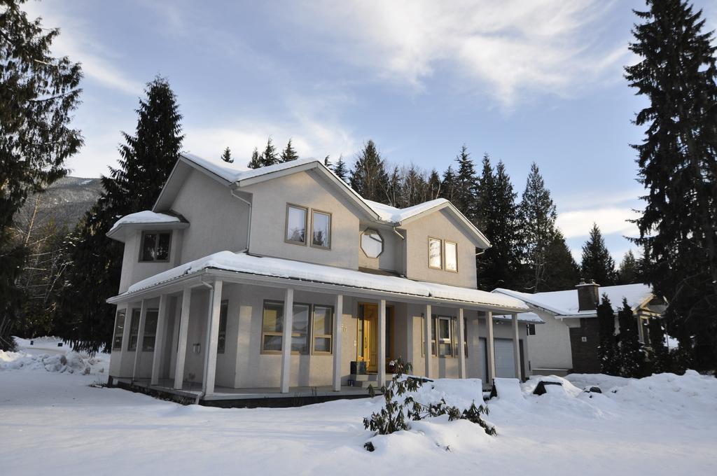 Cornerstone Bed And Breakfast Revelstoke Bagian luar foto