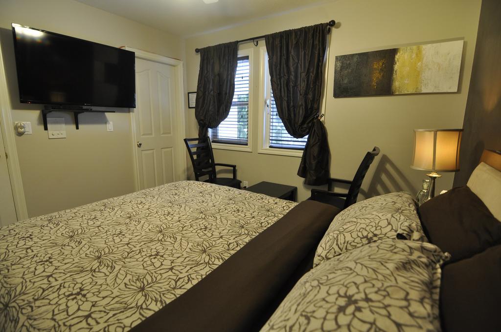 Cornerstone Bed And Breakfast Revelstoke Ruang foto