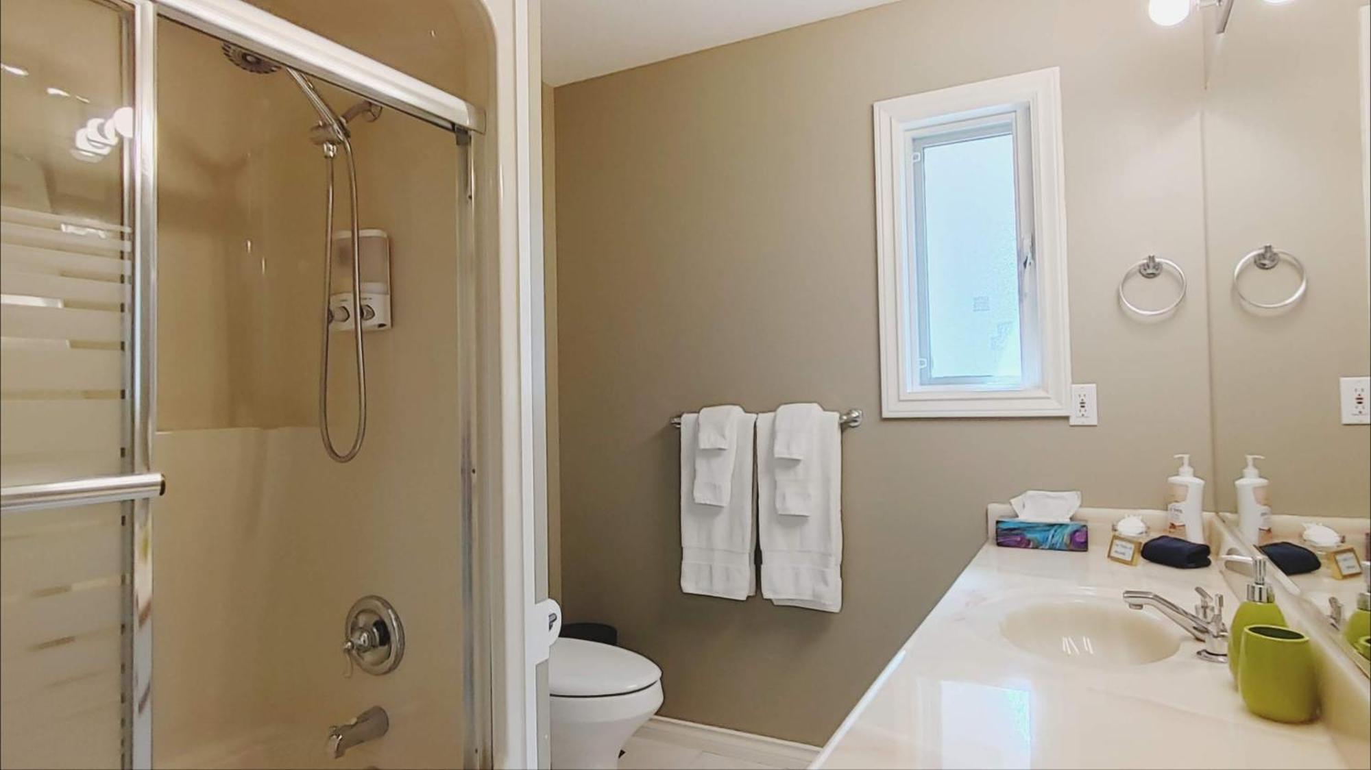 Cornerstone Bed And Breakfast Revelstoke Bagian luar foto