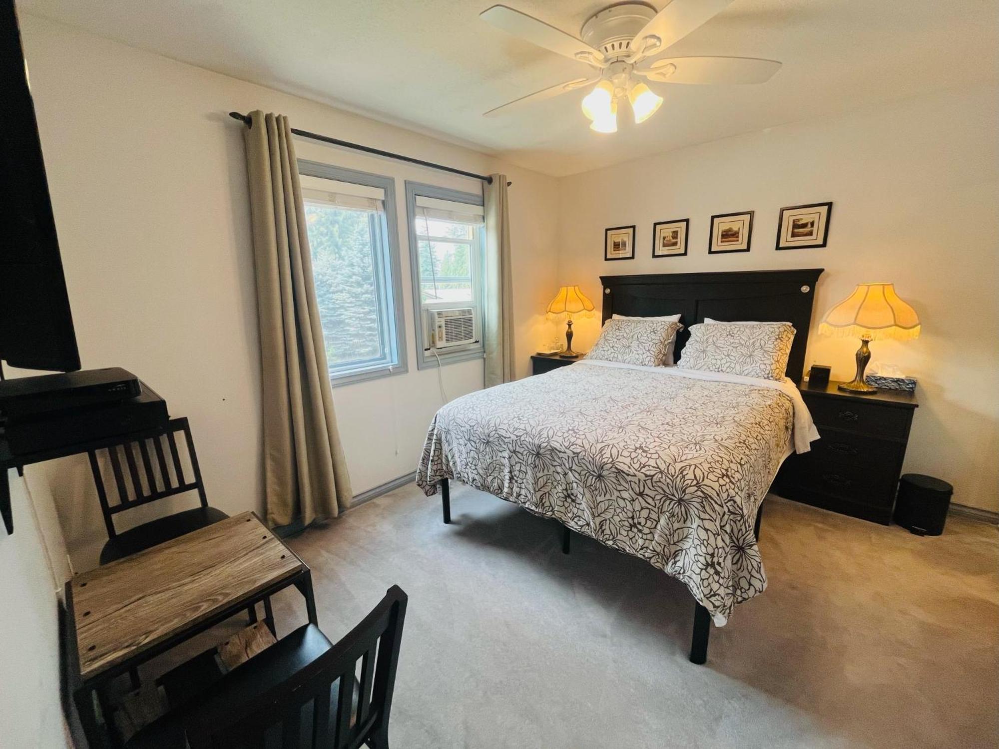 Cornerstone Bed And Breakfast Revelstoke Bagian luar foto