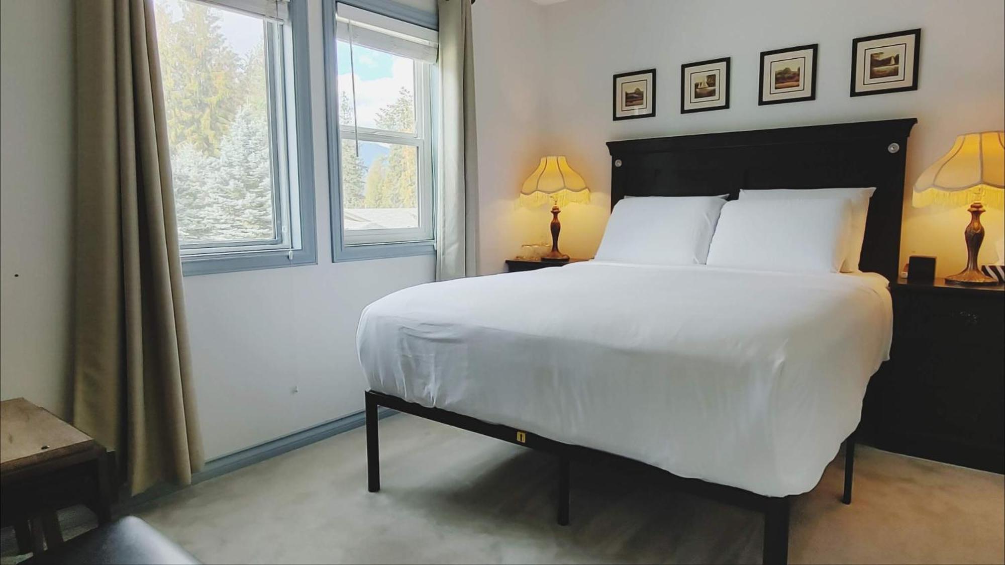 Cornerstone Bed And Breakfast Revelstoke Bagian luar foto