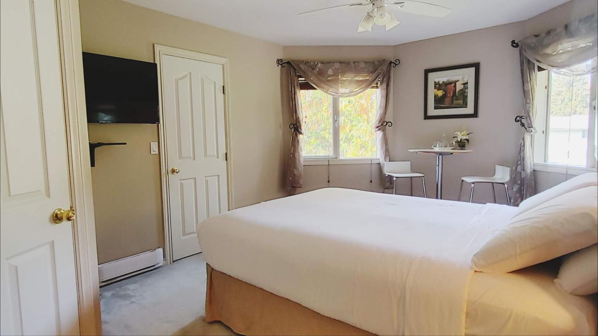 Cornerstone Bed And Breakfast Revelstoke Bagian luar foto