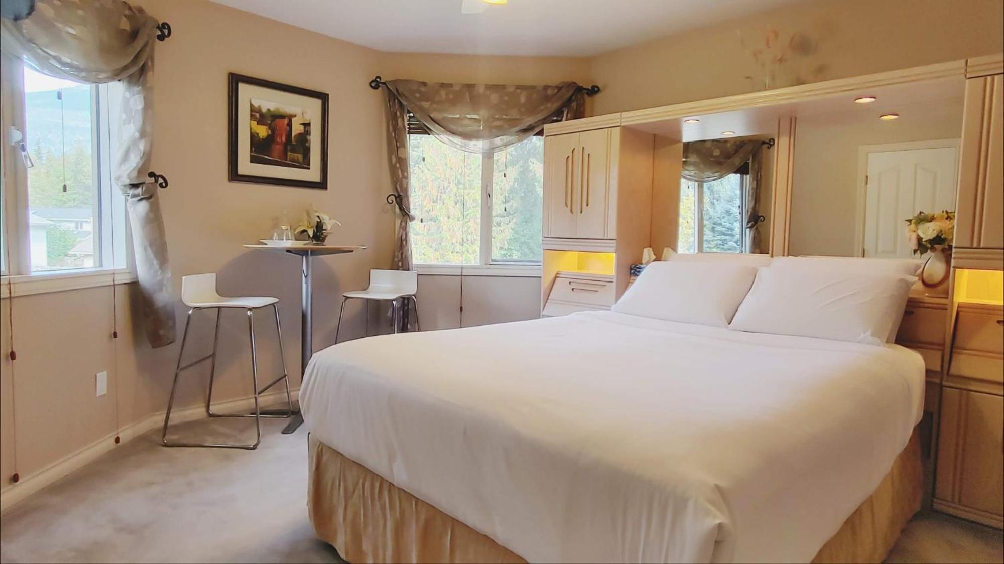 Cornerstone Bed And Breakfast Revelstoke Bagian luar foto