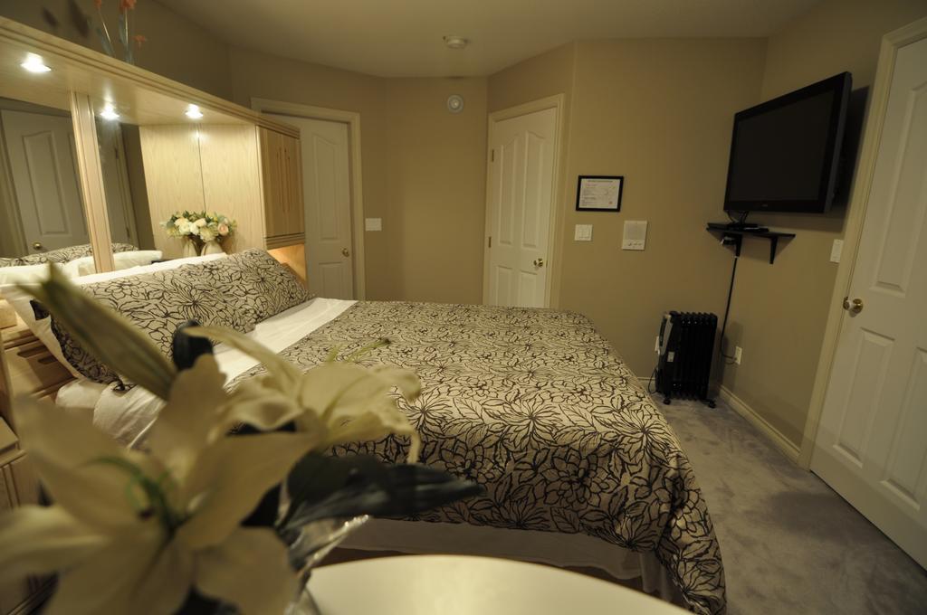 Cornerstone Bed And Breakfast Revelstoke Ruang foto