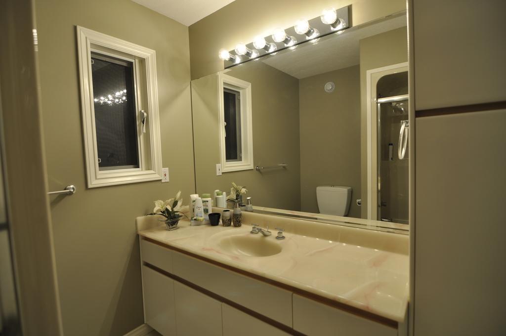 Cornerstone Bed And Breakfast Revelstoke Ruang foto