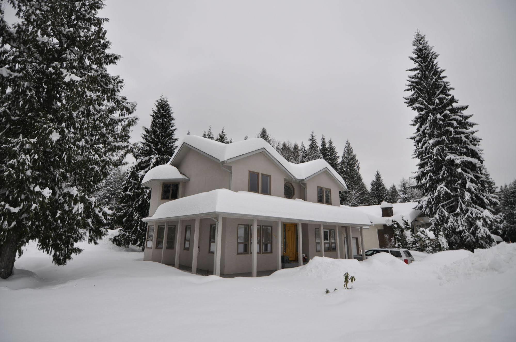 Cornerstone Bed And Breakfast Revelstoke Bagian luar foto