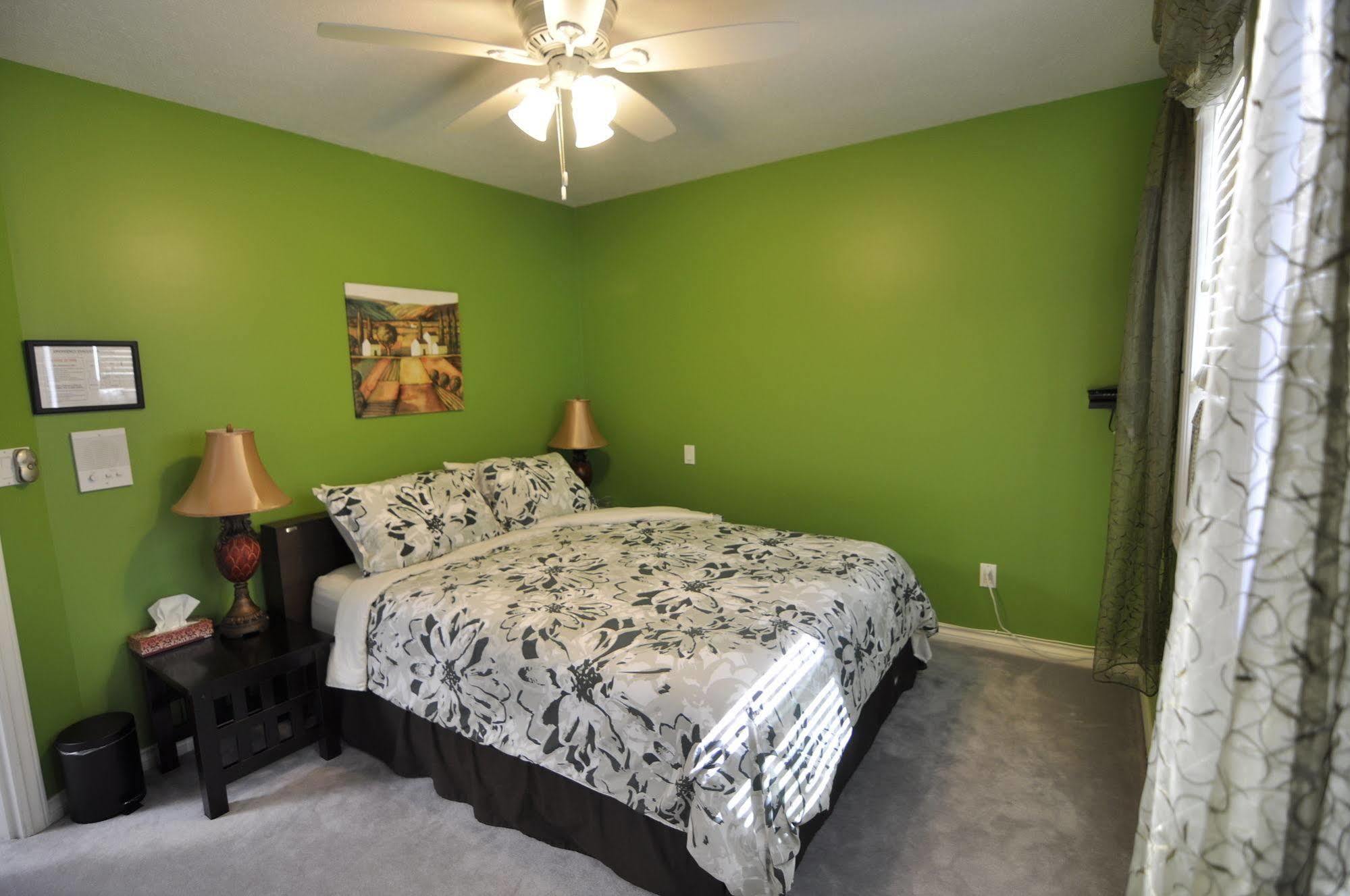 Cornerstone Bed And Breakfast Revelstoke Bagian luar foto
