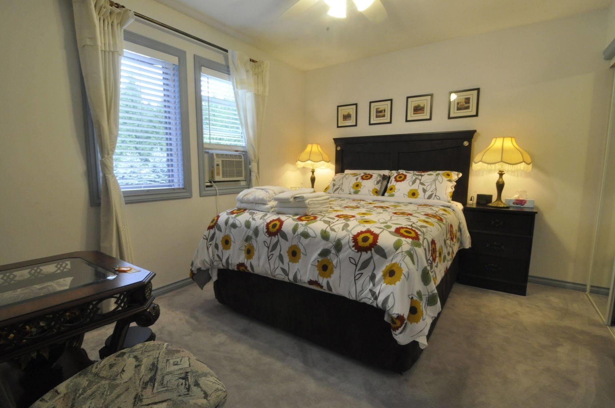 Cornerstone Bed And Breakfast Revelstoke Bagian luar foto