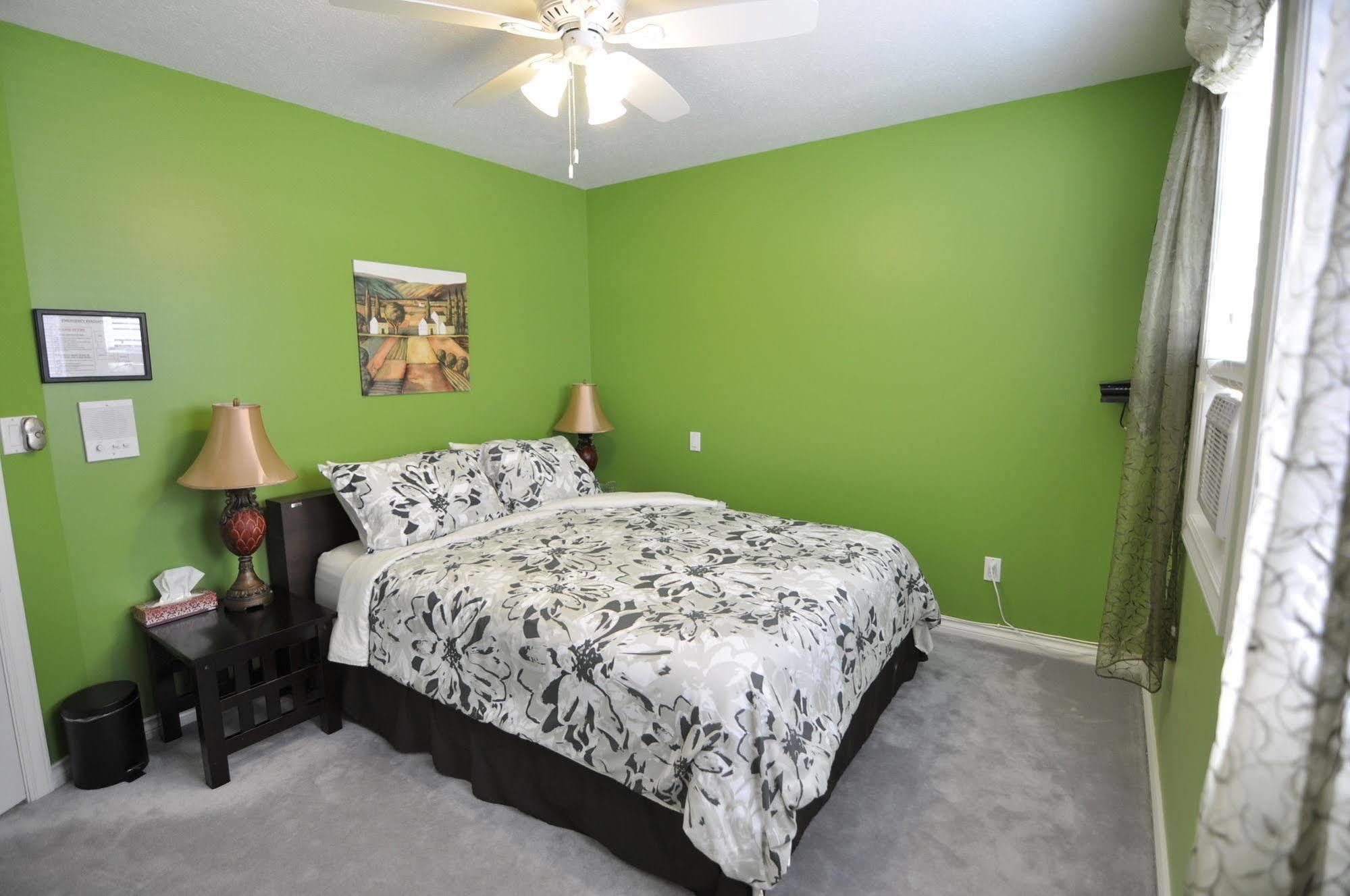 Cornerstone Bed And Breakfast Revelstoke Bagian luar foto