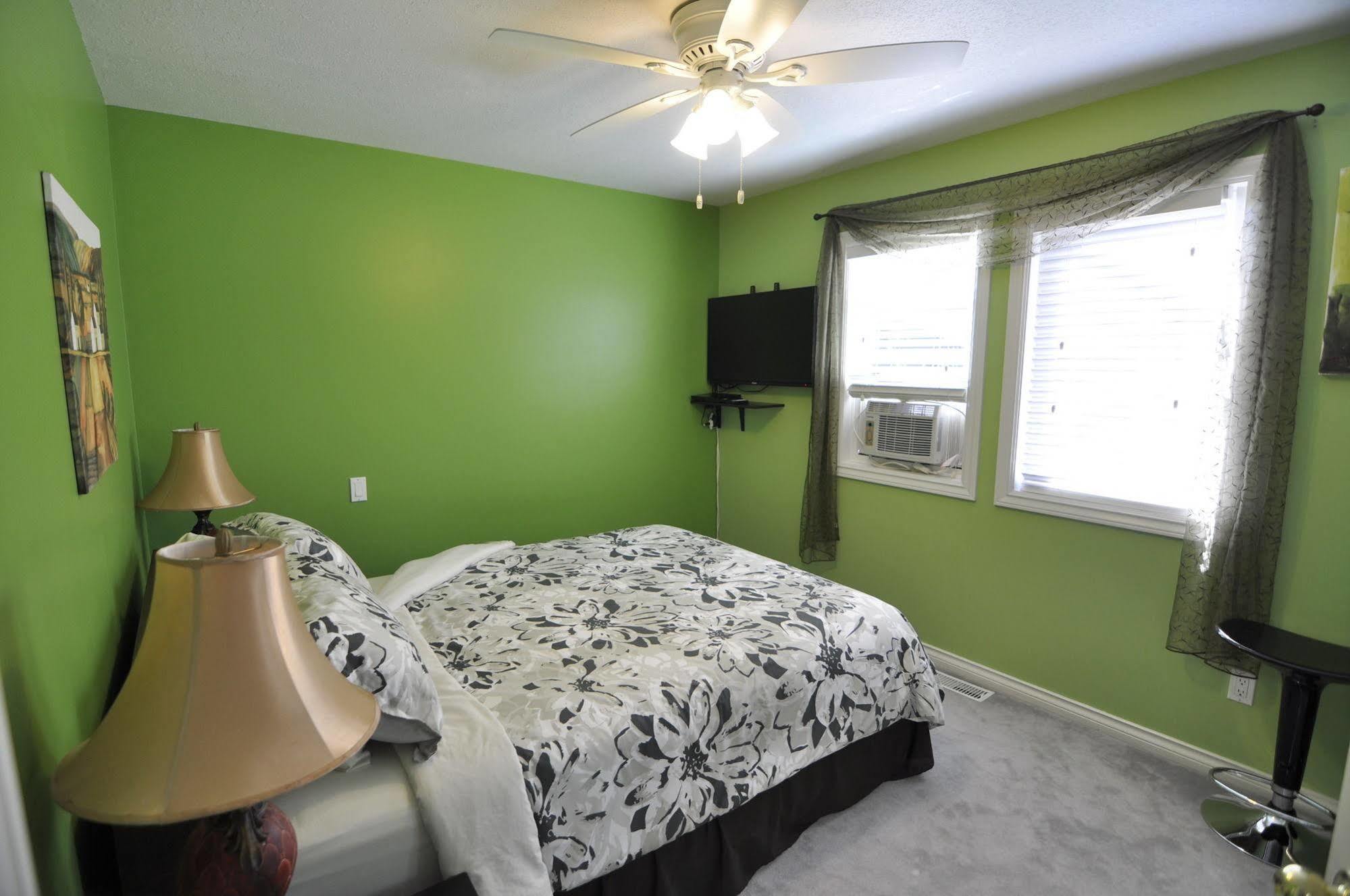 Cornerstone Bed And Breakfast Revelstoke Bagian luar foto