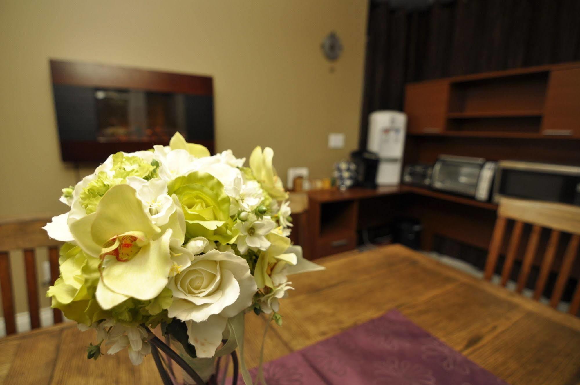 Cornerstone Bed And Breakfast Revelstoke Bagian luar foto