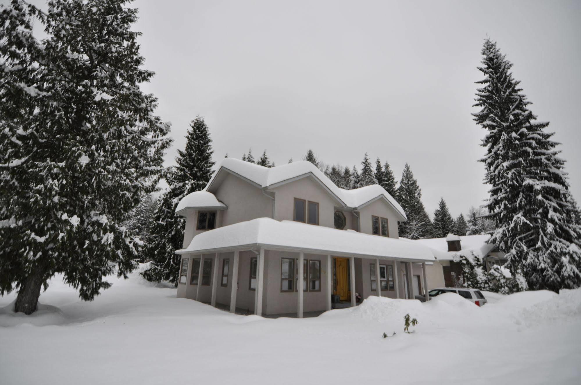 Cornerstone Bed And Breakfast Revelstoke Bagian luar foto