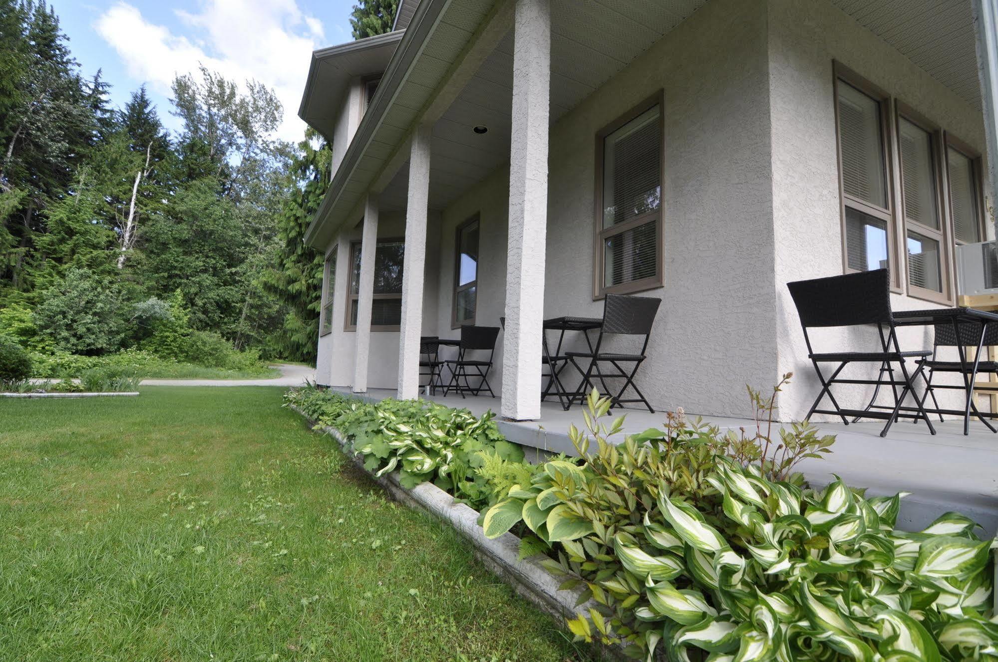 Cornerstone Bed And Breakfast Revelstoke Bagian luar foto